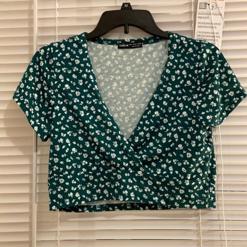 NWOT! SHEIN Green Cropped Floral Tee!
